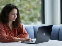 タイピングしている女性