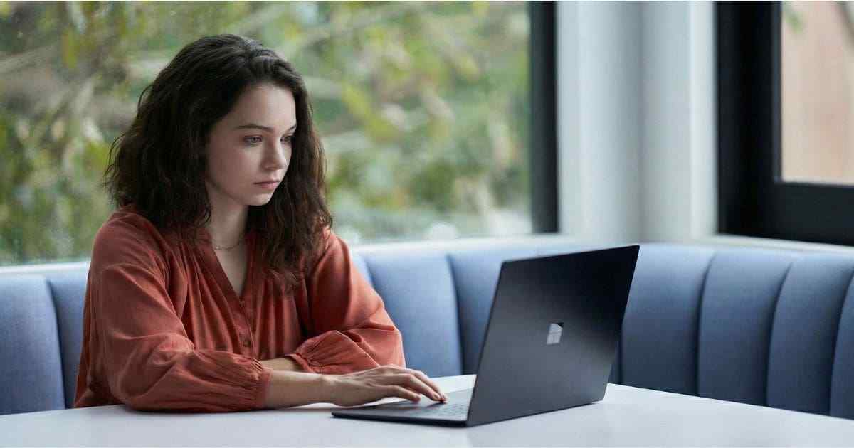 タイピングしている女性