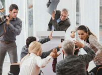 オフィスで大乱闘