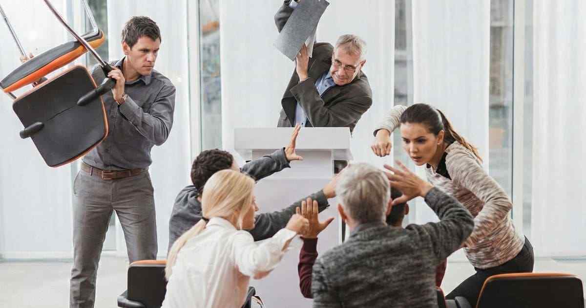 オフィスで大乱闘